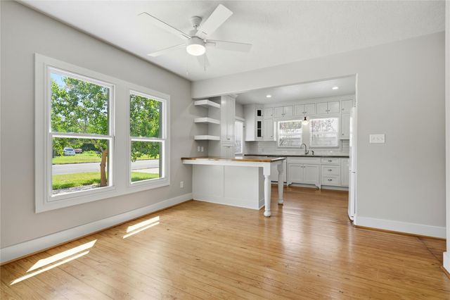 674 E Walnut ST, La Grange, TX 78945