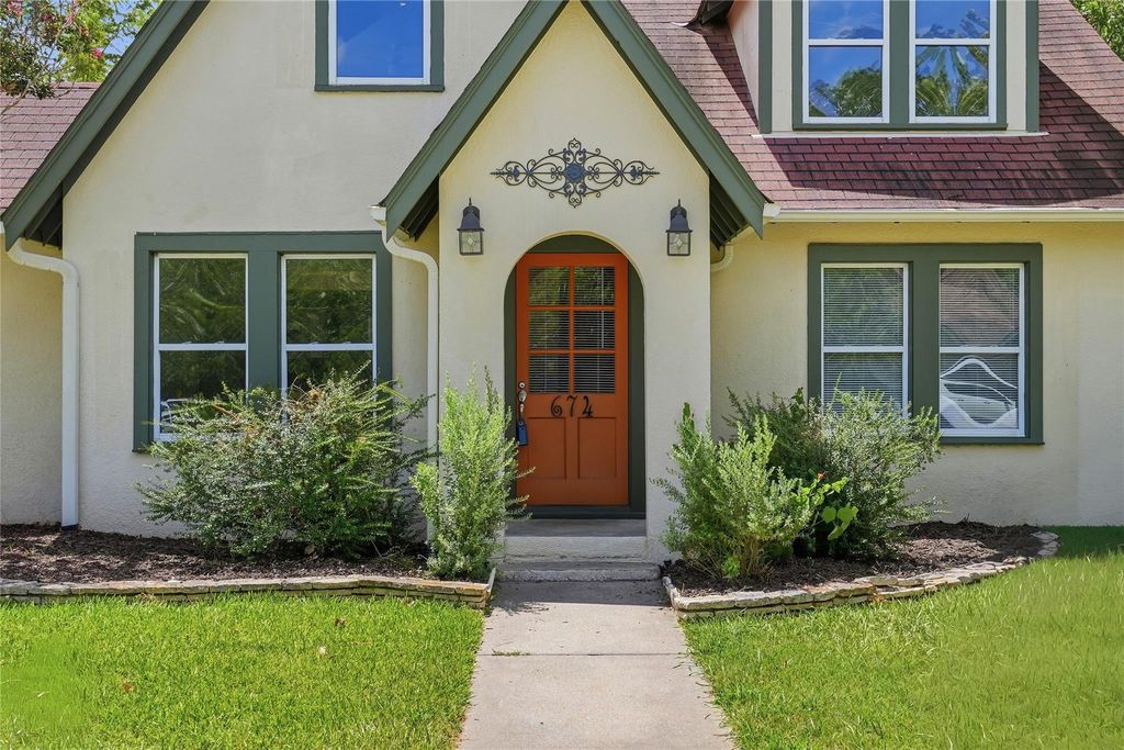 674 E Walnut ST, La Grange, TX 78945
