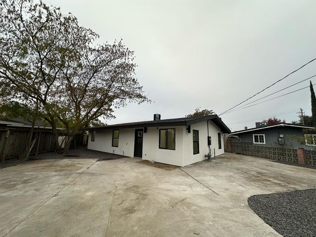 250 N 9th Ave, Oakdale, CA 95361