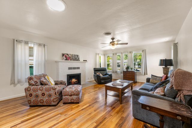 606 NE Dean Drive, Grants Pass, OR 97526