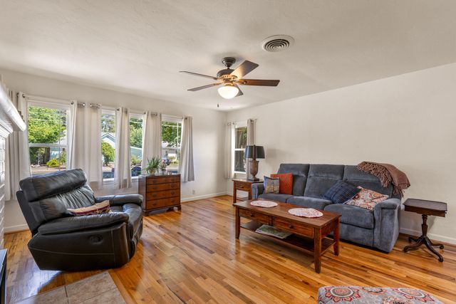 606 NE Dean Drive, Grants Pass, OR 97526