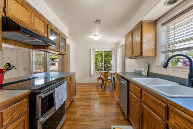 606 NE Dean Drive, Grants Pass, OR 97526