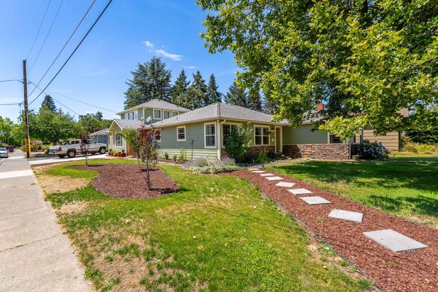 606 NE Dean Drive, Grants Pass, OR 97526