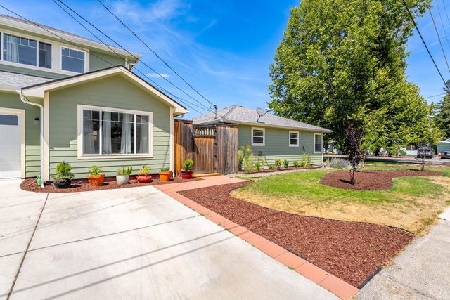 606 NE Dean Drive, Grants Pass, OR 97526