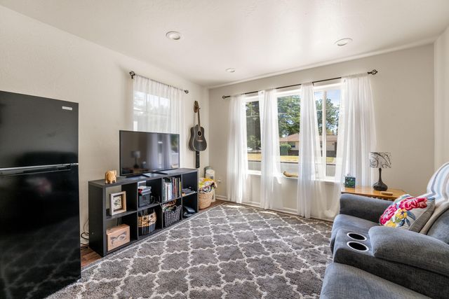 606 NE Dean Drive, Grants Pass, OR 97526