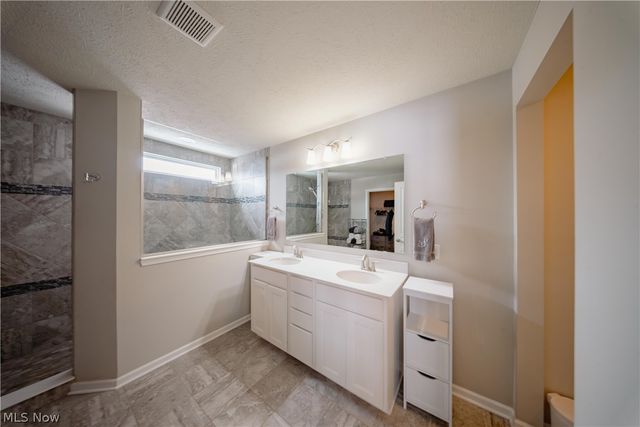 18764 Ledgestone Drive, Strongsville, OH 44149