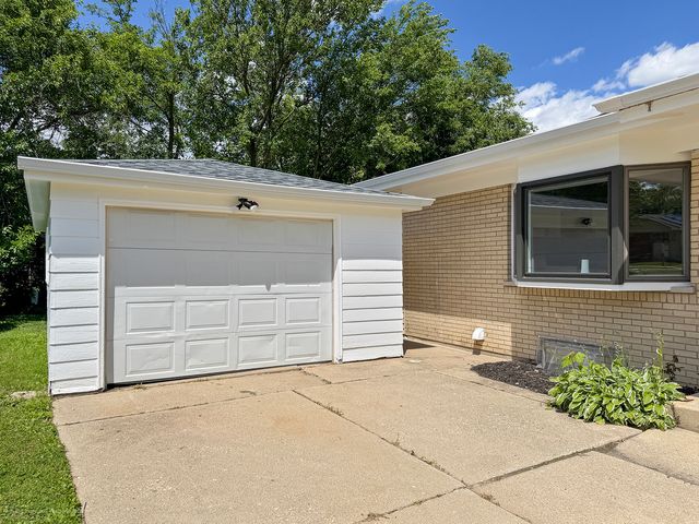 220 N Park Drive, Glenwood, IL 60425