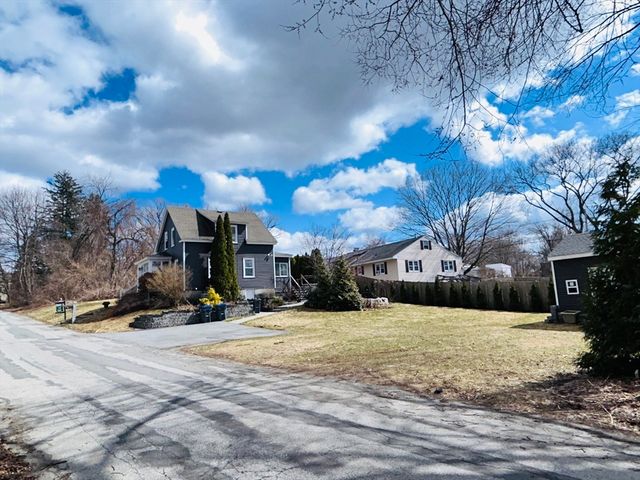 28 Currier Ave, Methuen, MA 01844