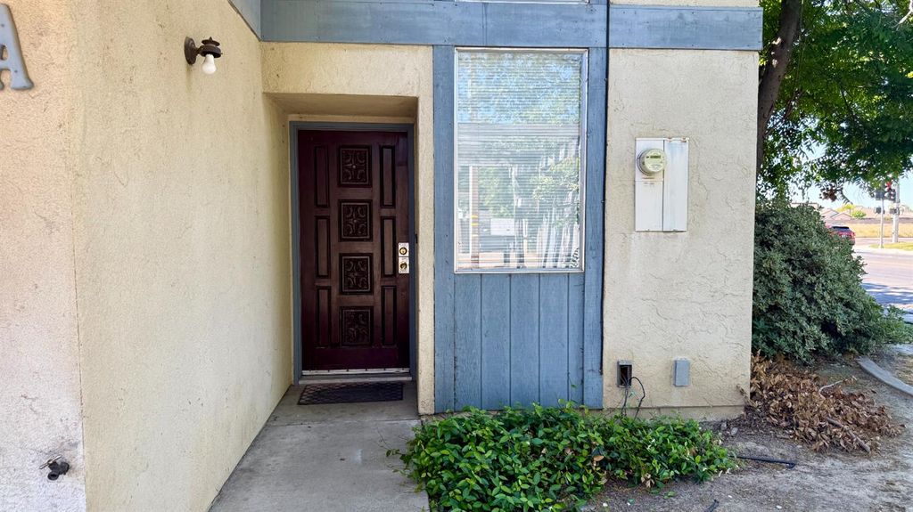 Image 2 of property listing at 40 N 19th Avenue # A, Lemoore, CA 93245