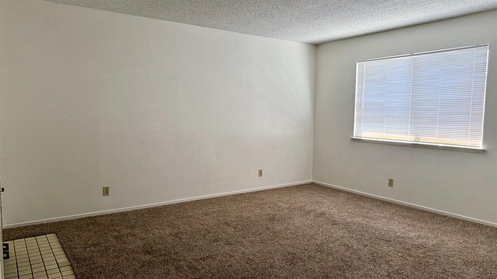 Image 3 of property listing at 40 N 19th Avenue # A, Lemoore, CA 93245