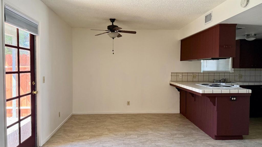 Image 4 of property listing at 40 N 19th Avenue # A, Lemoore, CA 93245