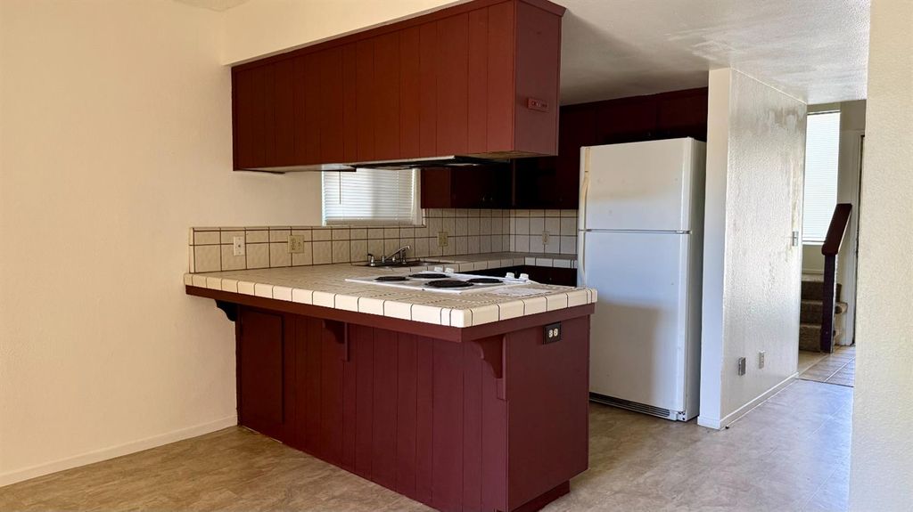 Image 5 of property listing at 40 N 19th Avenue # A, Lemoore, CA 93245