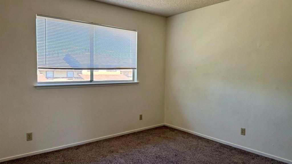 Image 8 of property listing at 40 N 19th Avenue # A, Lemoore, CA 93245