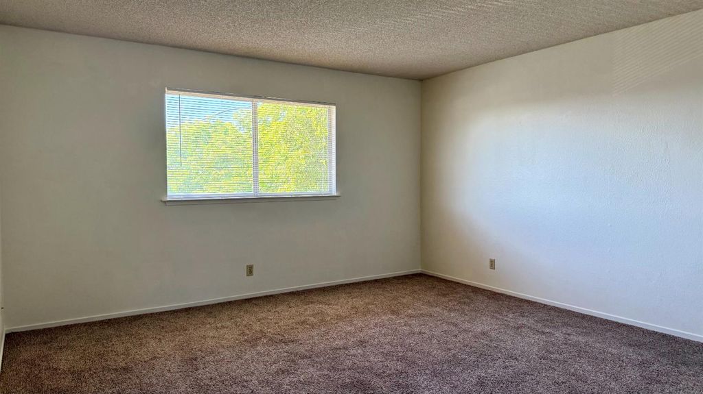 Image 9 of property listing at 40 N 19th Avenue # A, Lemoore, CA 93245
