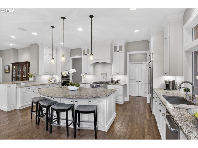2518 WEMBLEY PARK Rd, Lake Oswego, OR 97034