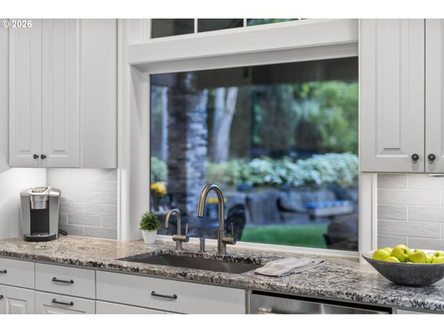 2518 WEMBLEY PARK Rd, Lake Oswego, OR 97034