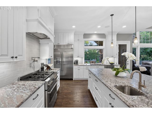 2518 WEMBLEY PARK Rd, Lake Oswego, OR 97034