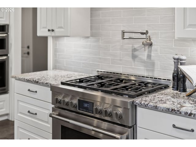 2518 WEMBLEY PARK Rd, Lake Oswego, OR 97034