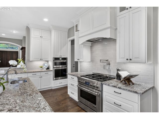 2518 WEMBLEY PARK Rd, Lake Oswego, OR 97034
