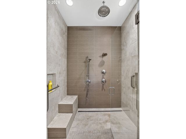 2518 WEMBLEY PARK Rd, Lake Oswego, OR 97034