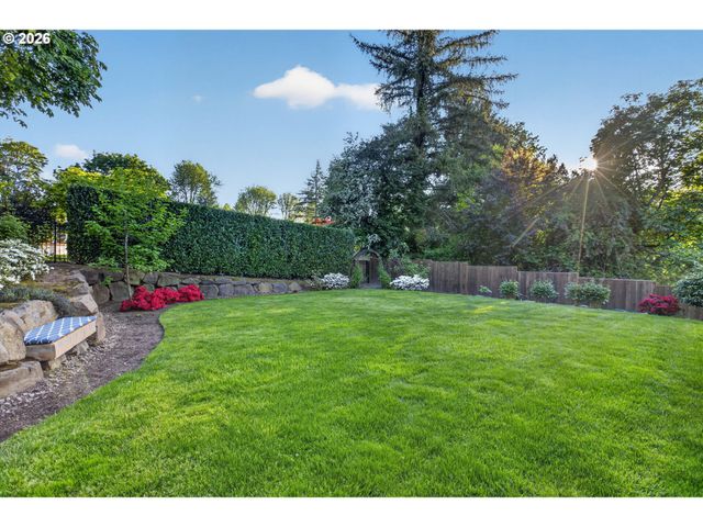 2518 WEMBLEY PARK Rd, Lake Oswego, OR 97034