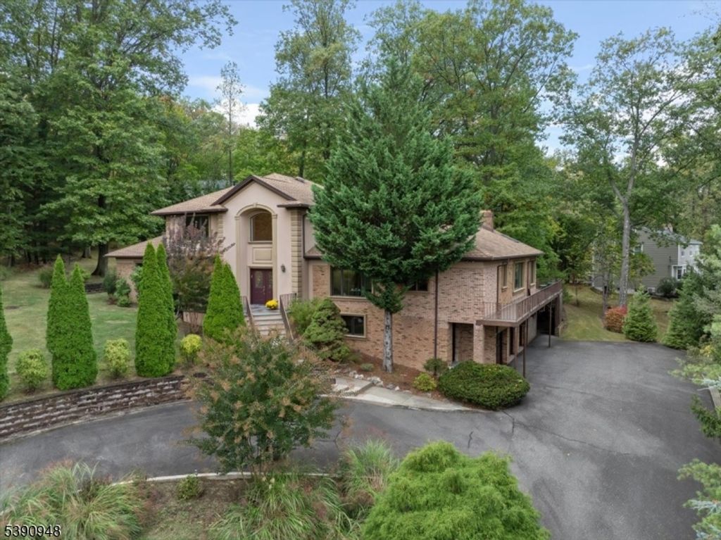 61 Overlook Dr, Woodcliff Lake Boro, NJ 07677