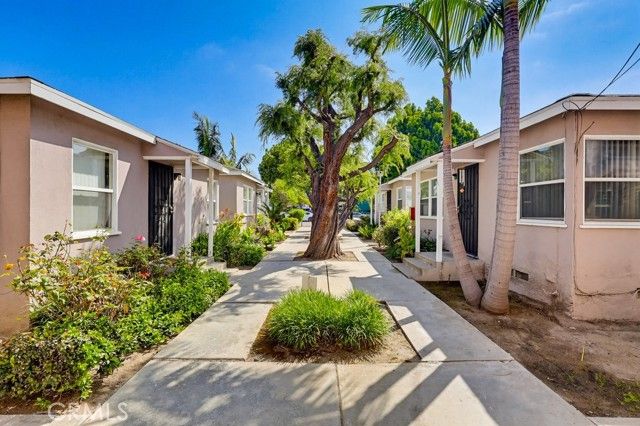 2661 Lime Avenue, Signal Hill, CA 90755