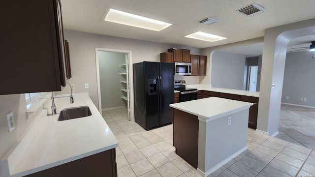 8206 Talkenhorn, Converse, TX 78109