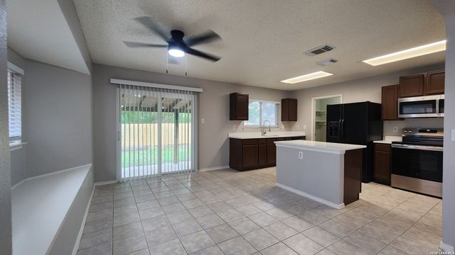 8206 Talkenhorn, Converse, TX 78109