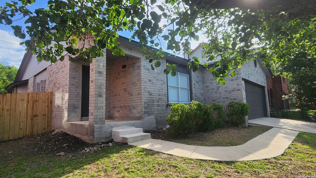 8206 Talkenhorn, Converse, TX 78109