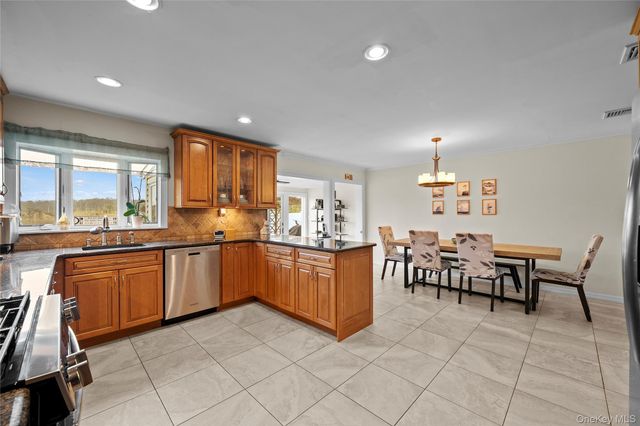 625 Edgewater Road, Oakdale, NY 11769