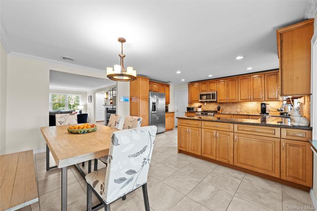 625 Edgewater Road, Oakdale, NY 11769