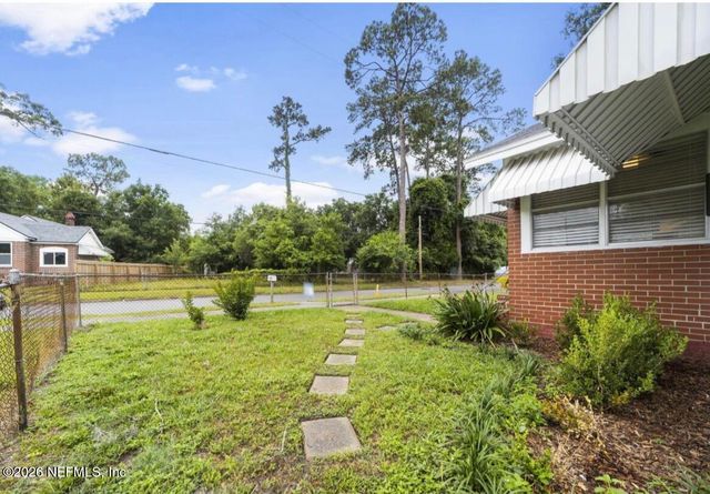 325 CHESTNUT Drive, Jacksonville, FL 32208