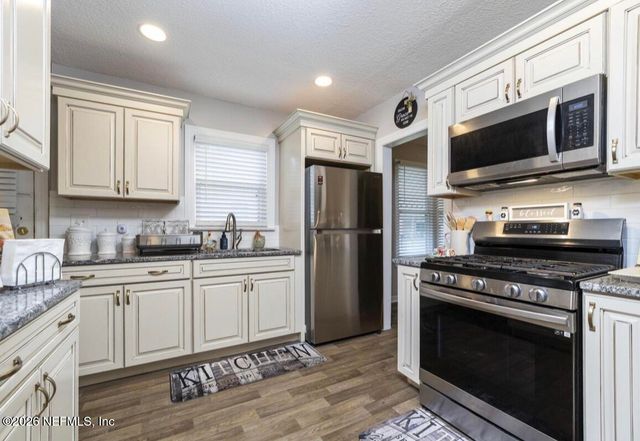 325 CHESTNUT Drive, Jacksonville, FL 32208