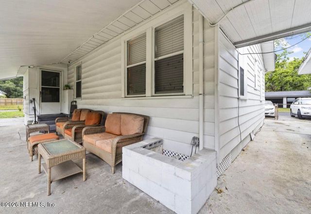 325 CHESTNUT Drive, Jacksonville, FL 32208