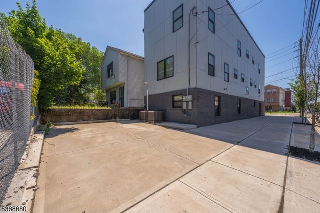70 19th Ave, Newark City, NJ 07103