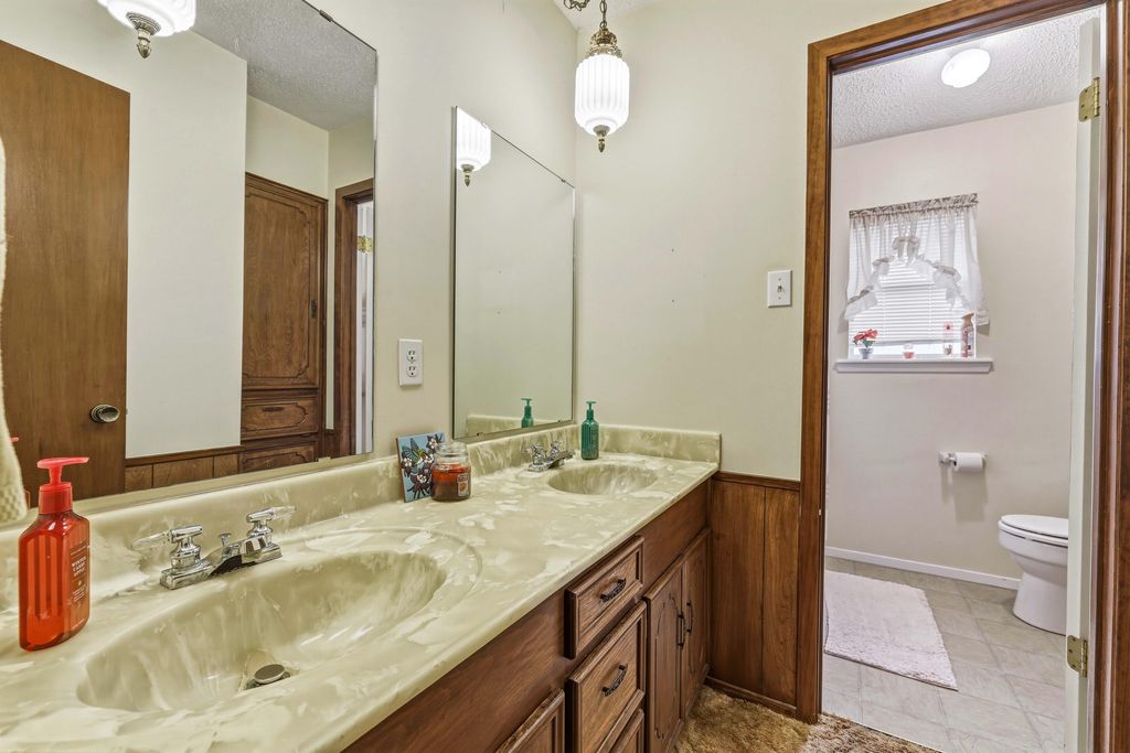 Image 16 of property listing at 2814 Canyon Creek Drive, San Angelo, TX 76904