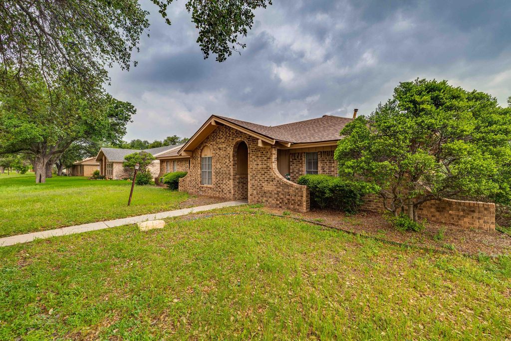 Image 3 of property listing at 2814 Canyon Creek Drive, San Angelo, TX 76904