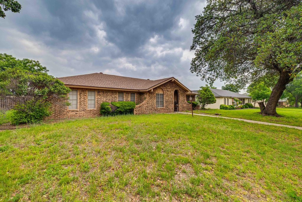 Image 4 of property listing at 2814 Canyon Creek Drive, San Angelo, TX 76904