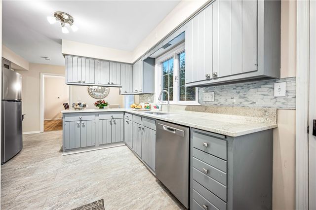 238 Meadowbrook Dr, New Wilmington Boro, PA 16142