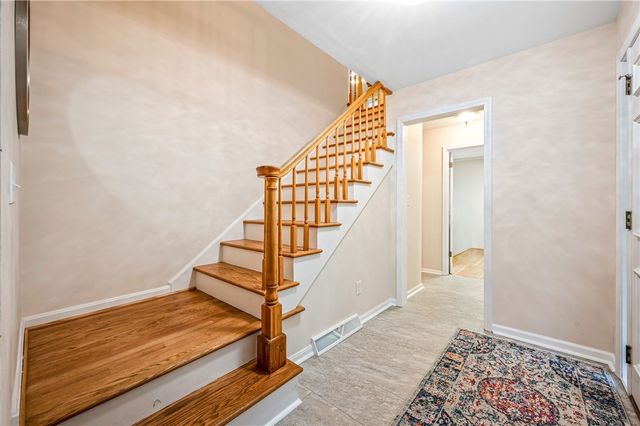 238 Meadowbrook Dr, New Wilmington Boro, PA 16142