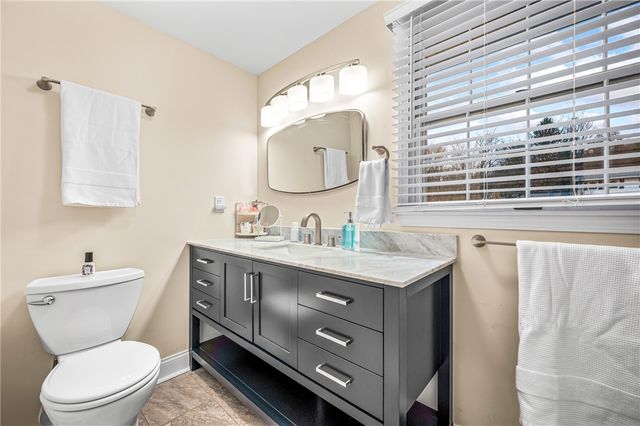 238 Meadowbrook Dr, New Wilmington Boro, PA 16142