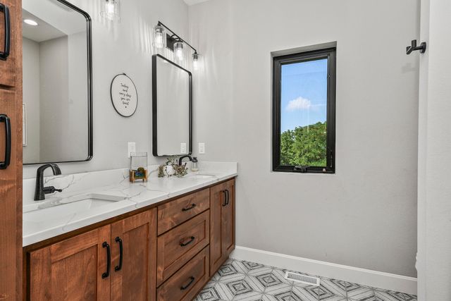 358 Thornbrooke Drive, Rogersville, MO 65742