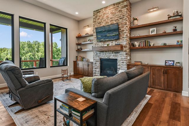 358 Thornbrooke Drive, Rogersville, MO 65742
