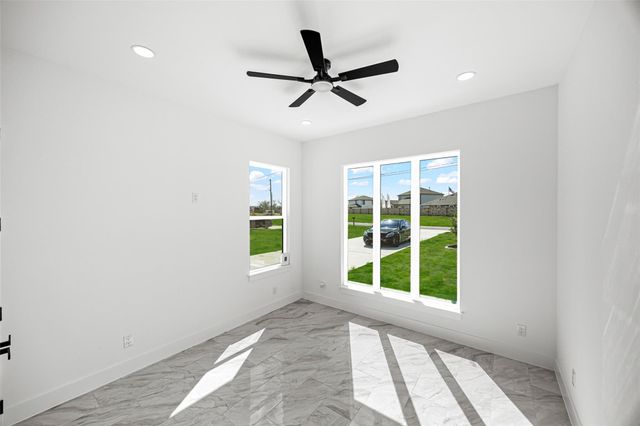 1515 Waco St, Dayton, TX 77535