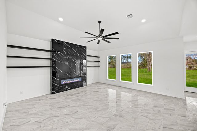 1515 Waco St, Dayton, TX 77535