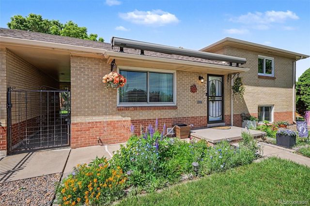 2567 S Uno Way, Denver, CO 80219