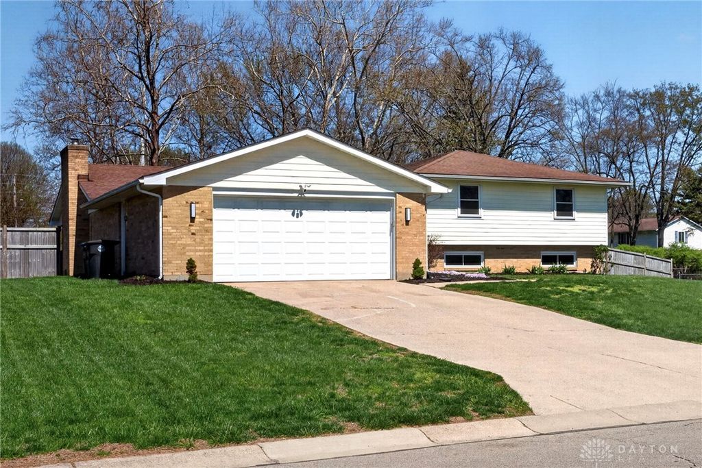 689 Chipplegate Drive, Centerville, OH 45459