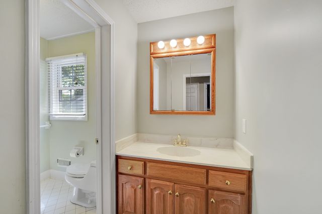 132 Clearlake Dr, E, Nashville, TN 37217