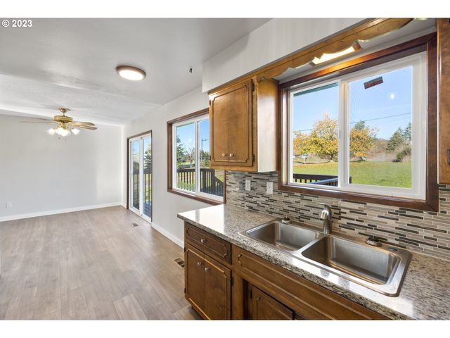 20990 Se HIGHWAY 212, Damascus, OR 97089